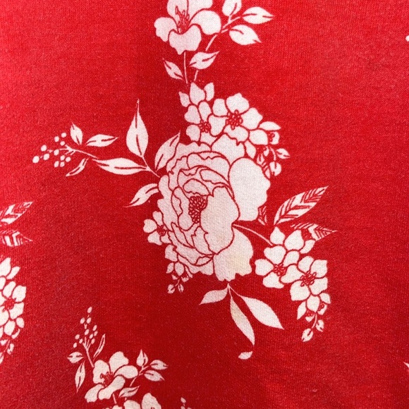 Woman within red floral sweatshirt size 22/24 1X - Picture 3 of 5